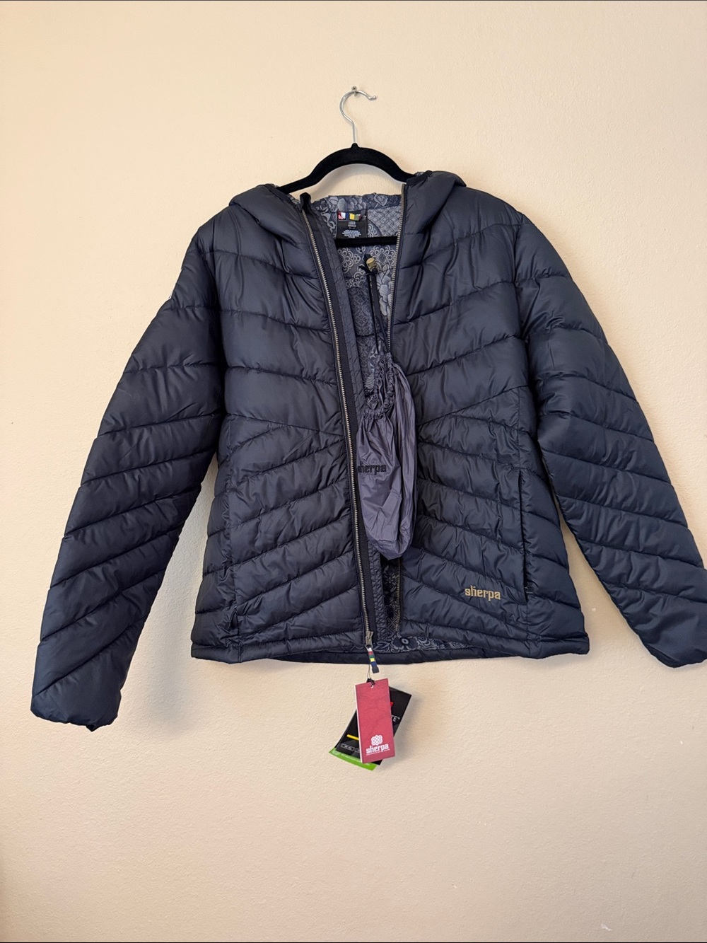 NWT SHERPA SzLg LIGHTWEIGHT PUFFER JACKET. Blacker, hood, 3M Thinsulate!